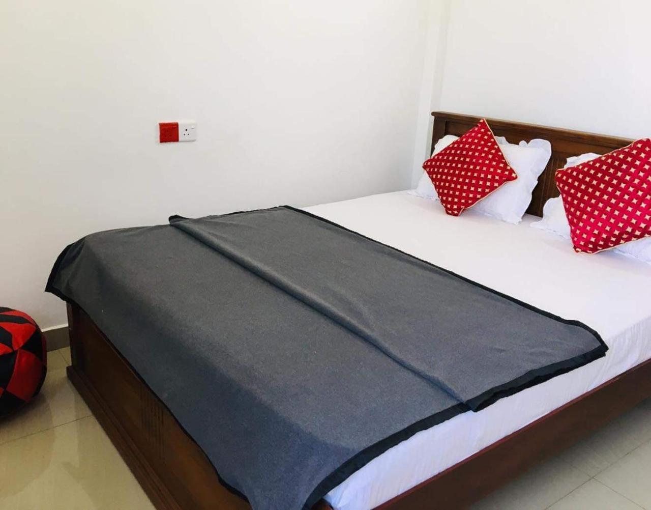Montes Ella Bed & Breakfast Dış mekan fotoğraf